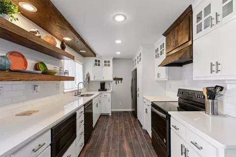5232 Country Club Dr, Granbury, TX 76049