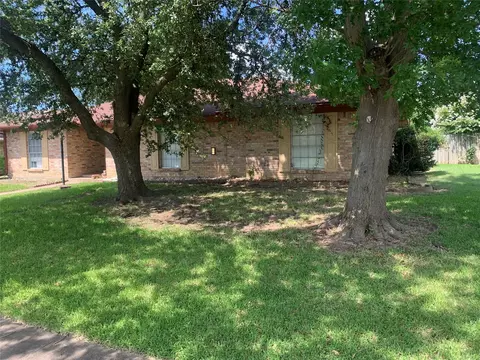 1726 Crescent Dr, Sherman, TX 75092