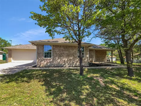 1712 Willow Wood Dr, Azle, TX 76020