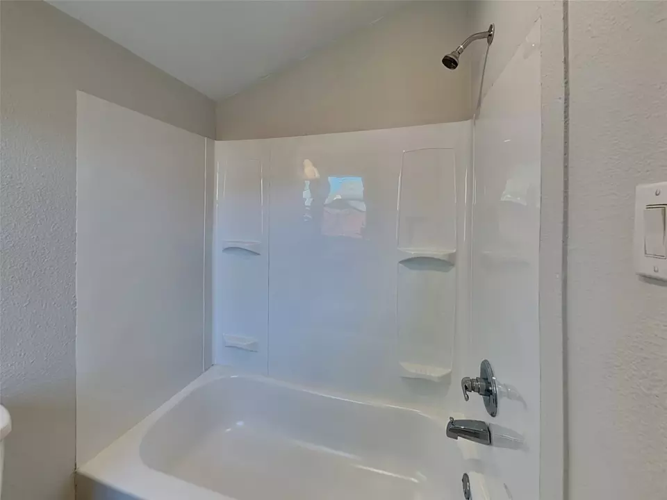 Bath - 1220 Shasta Ave, Dallas, TX 75211 photo 5 of 6