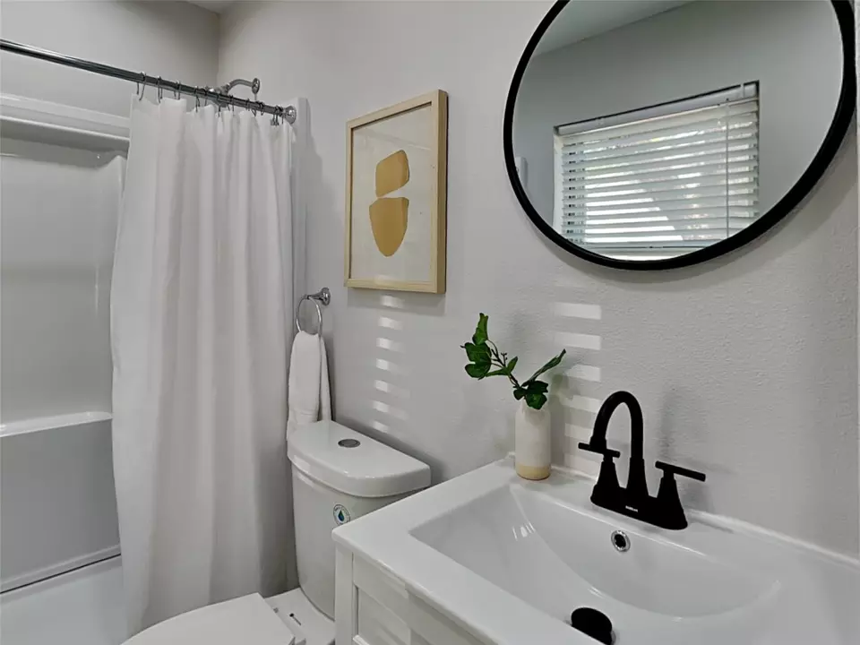 Bath - 1220 Shasta Ave, Dallas, TX 75211 photo 4 of 6