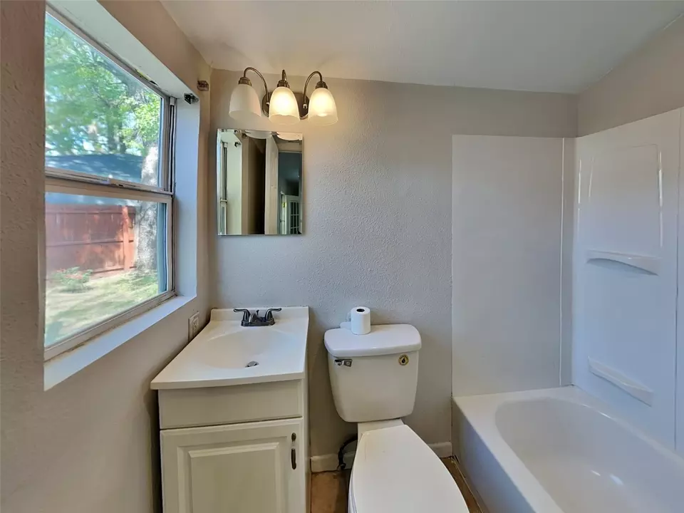 Bath - 1220 Shasta Ave, Dallas, TX 75211 photo 6 of 6
