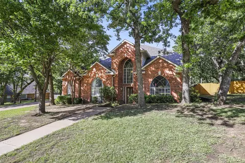 805 Red Oak Ct, Crowley, TX 76036