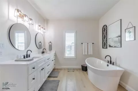 Bath - 102 Beechcraft Rd, Abilene, TX 79602 photo 5 of 7
