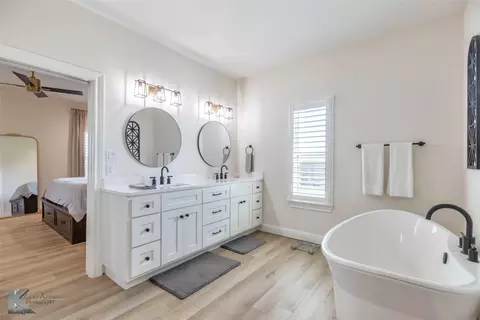 Bath - 102 Beechcraft Rd, Abilene, TX 79602 photo 4 of 7