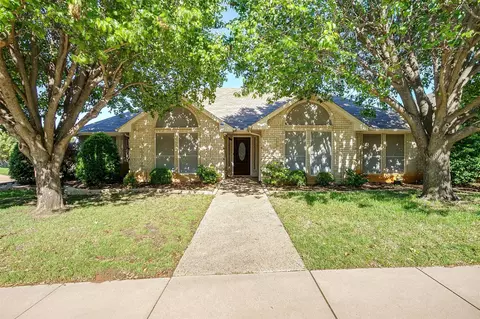 6011 Castle Creek Rd, Arlington, TX 76017