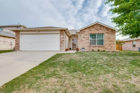 628 Mallard Dr, Saginaw, TX 76131