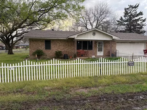 304 W Carter St, Savoy, TX 75479