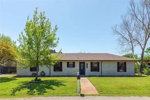 904 Glengarden St, Krum, TX 76249