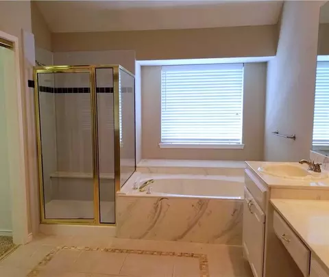 Bath - 801 Devon Dr, Euless, TX 76039 photo 2 of 2