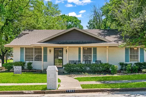 1302 Red Oak St, Ennis, TX 75119