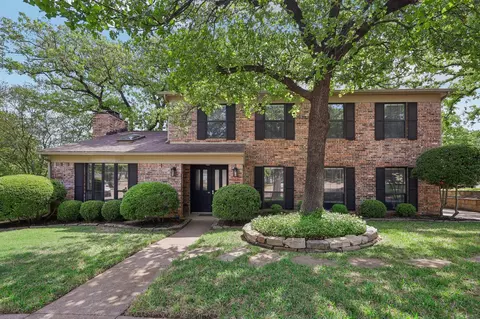 6 Glendale Ct, Trophy Club, TX 76262