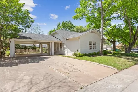 Exterior - 600 W 3rd St, Mcgregor, TX 76657 photo 4 of 7