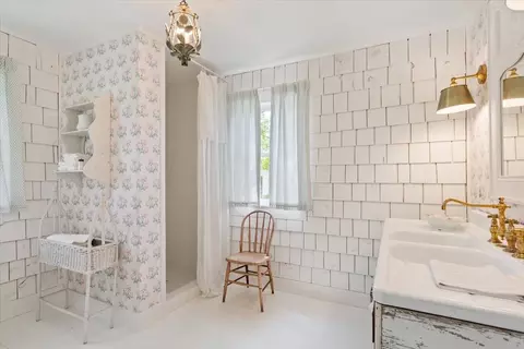 Bath - 600 W 3rd St, Mcgregor, TX 76657 photo 5 of 5