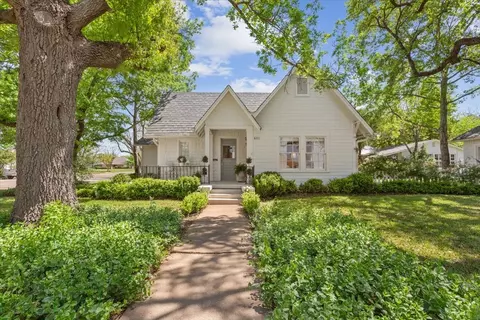 Exterior - 600 W 3rd St, Mcgregor, TX 76657 photo 2 of 7