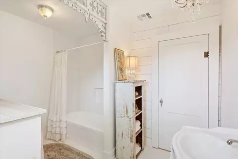 Bath - 600 W 3rd St, Mcgregor, TX 76657 photo 3 of 5