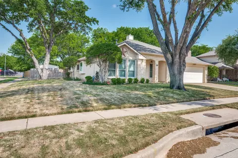 4902 Oak Hollow Dr, Grand Prairie, TX 75052