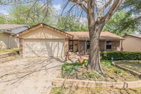 1030 SE 3rd St, Grand Prairie, TX 75051