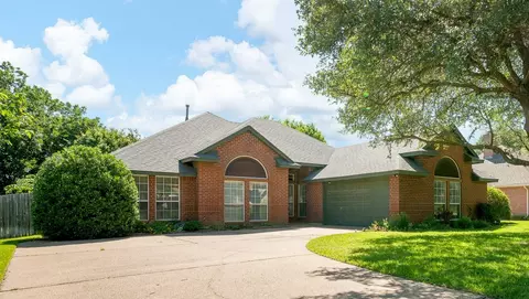 6925 Tameron Trl, Fort Worth, TX 76132