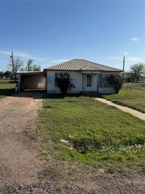 300 E 9th St, Quanah, TX 79252