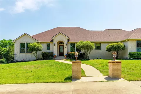 912 E Highland Rd, Oak Leaf, TX 75154