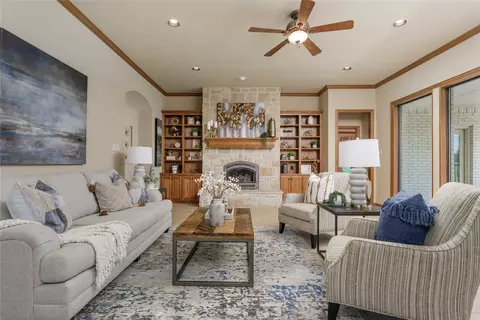 912 E Highland Rd, Oak Leaf, TX 75154 photo 5