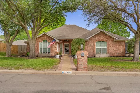104 Whispering Meadows Dr, Hewitt, TX 76643