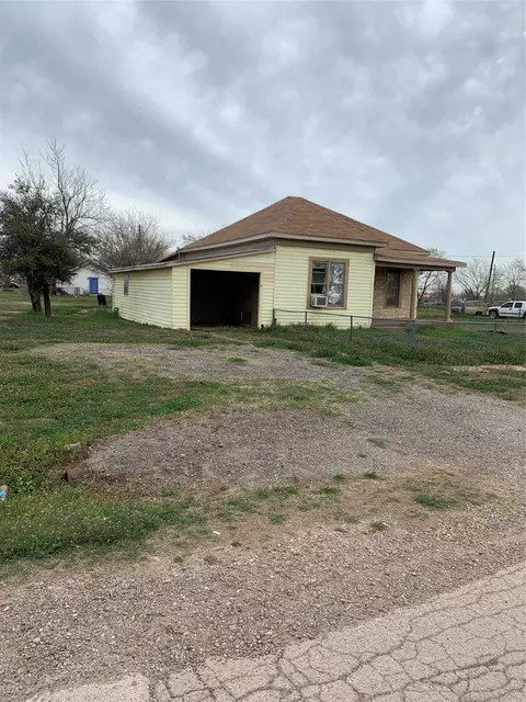 301 E 4th St, Quanah, TX 79252