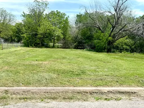 205 W Houston St, Bowie, TX 76230