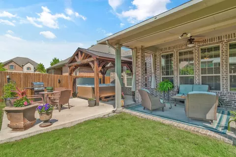 Exterior - 402 Dominion Dr, Euless, TX 76039 photo 6 of 7