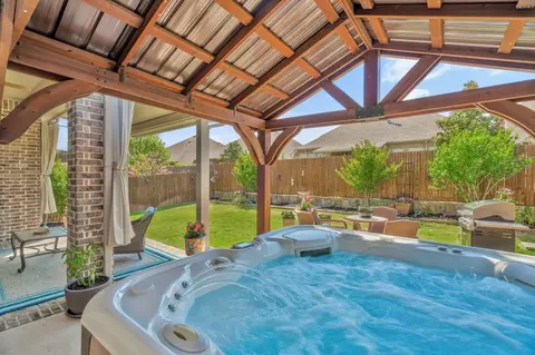 Exterior - 402 Dominion Dr, Euless, TX 76039 photo 7 of 7