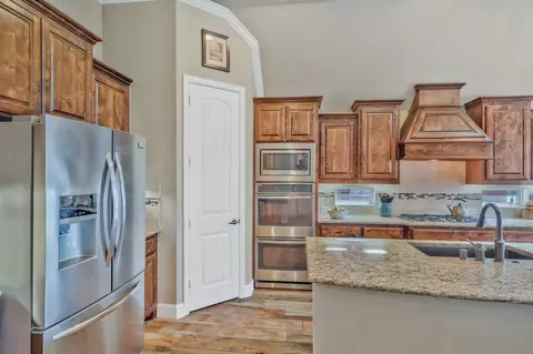 Kitchen - 402 Dominion Dr, Euless, TX 76039 photo 4 of 4
