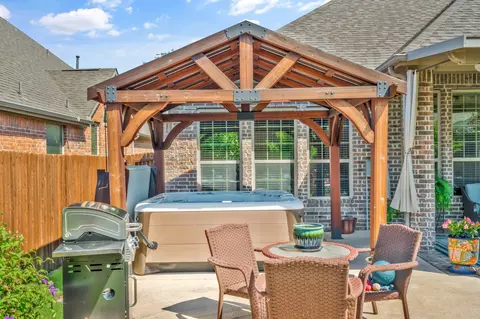 Exterior - 402 Dominion Dr, Euless, TX 76039 photo 5 of 7