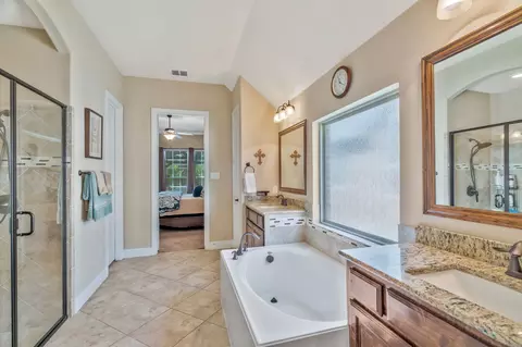 Bath - 402 Dominion Dr, Euless, TX 76039 photo 3 of 5