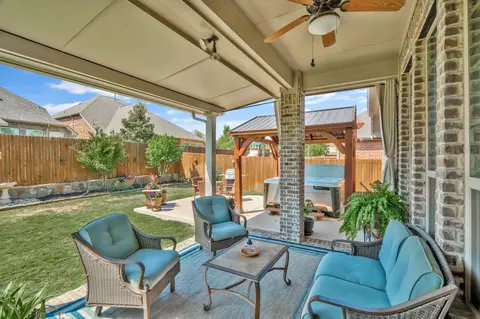 Exterior - 402 Dominion Dr, Euless, TX 76039 photo 4 of 7