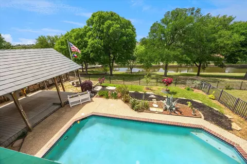 845 Canyon Crest Dr, Irving, TX 75063