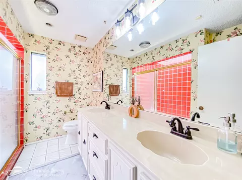 Bath - 1925 Lytle Trl, Abilene, TX 79602 photo 1 of 5
