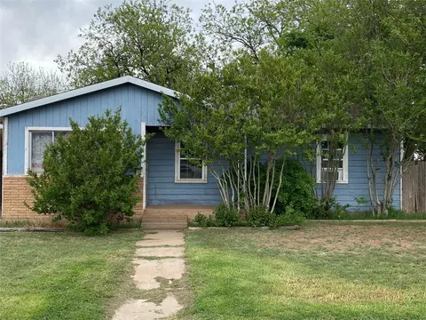 541 W Irving St, Munday, TX 76371