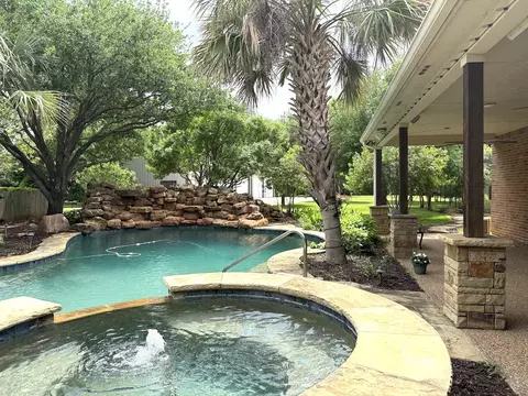 4432 Country Hill Rd, Fort Worth, TX 76140