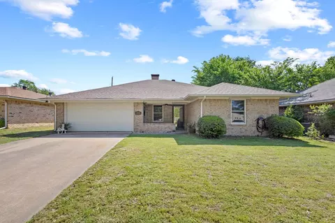1908 Paula Dr, Denison, TX 75020
