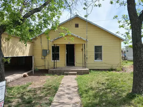 213 W 14th St, Coleman, TX 76834