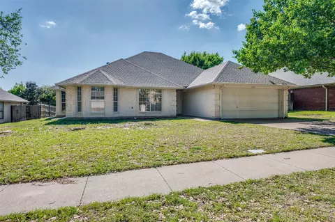 10179 Sunridge Dr, Benbrook, TX 76126