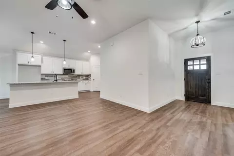 107 Maverick Trl, Valley View, TX 76272