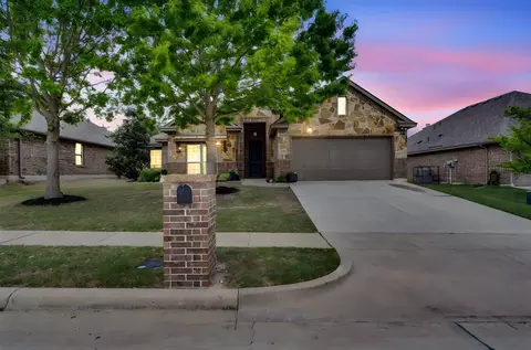 909 Abbey Ln, Midlothian, TX 76065