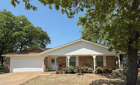 411 Briarwood Dr, Eastland, TX 76448