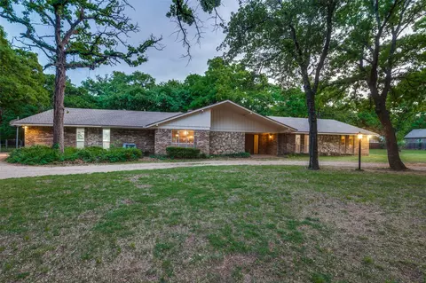 3300 Hollow Creek Rd, Arlington, TX 76001