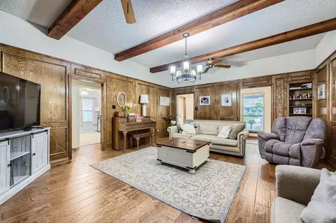 4701 Hidden Oaks Ln, Arlington, TX 76017