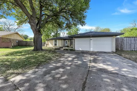 1800 W Queens Ct, Arlington, TX 76014