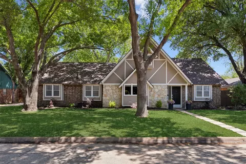 2222 Ravenwood Dr, Grand Prairie, TX 75050