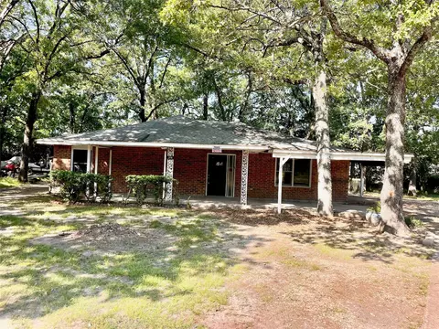 379 E Golden Oaks Dr, Mabank, TX 75156